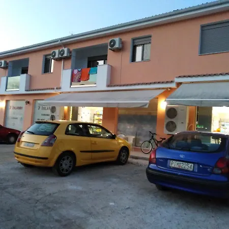 7 Islands Apart Otel